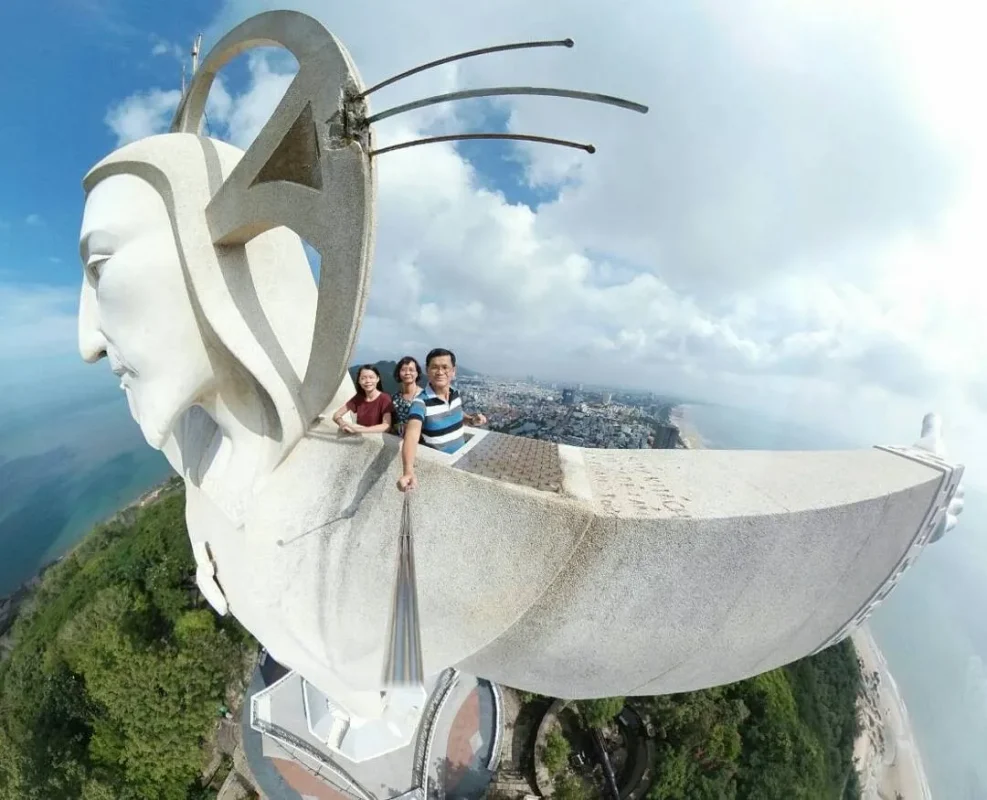 Du khách đang check-in ngắm cảnh trên cánh tay Tượng Chúa Kito Vua tại Vũng Tàu