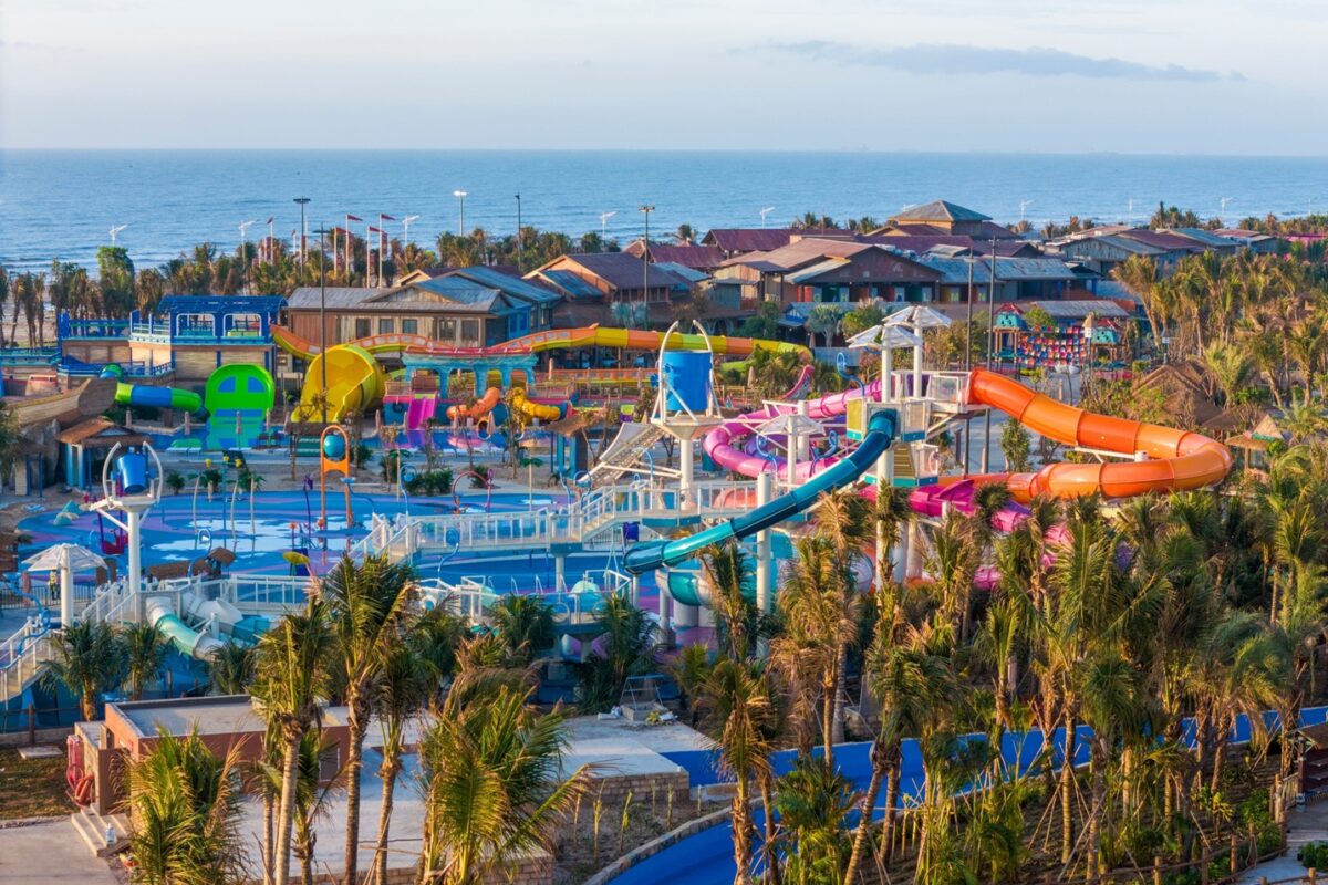 Toàn cảnh thành phố biển Vũng Tàu nhìn từ trên cao rực rỡ dưới ánh nắng và khu vui chơi hiện đại. Lịch trình du lịch Vũng Tàu 2 ngày 1 đêm