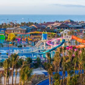 Toàn cảnh thành phố biển Vũng Tàu nhìn từ trên cao rực rỡ dưới ánh nắng và khu vui chơi hiện đại