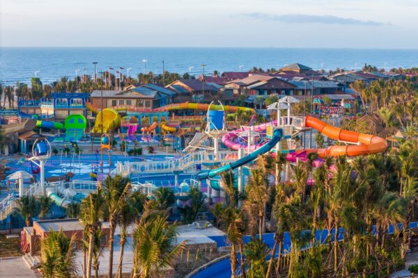 Toàn cảnh thành phố biển Vũng Tàu nhìn từ trên cao rực rỡ dưới ánh nắng và khu vui chơi hiện đại