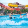 Du khách đang nô đùa với sóng nhân tạo sau khi dùng bữa trưa ngon miệng tại Sun World Vũng Tàu