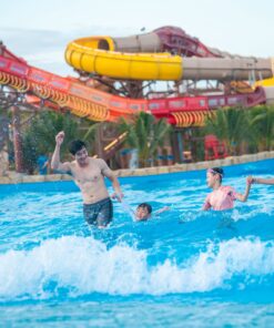 Du khách đang nô đùa với sóng nhân tạo sau khi dùng bữa trưa ngon miệng tại Sun World Vũng Tàu