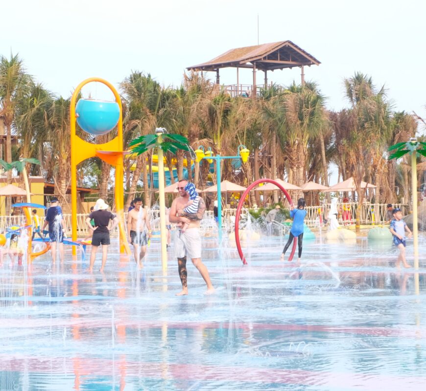 Gia đình du khách đang vui vẻ kiểm tra mã QR vé và giấy tờ tùy thân tại cổng Sun World Vũng Tàu
